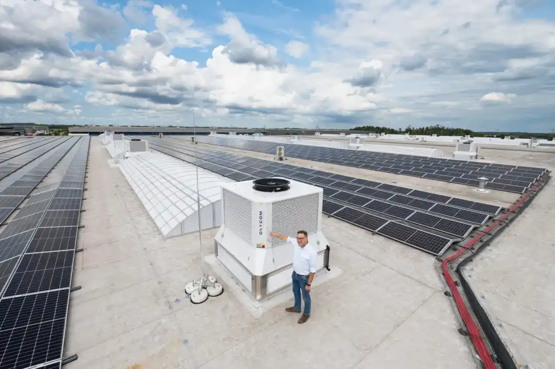 koelsysteem op dak met zonnepanelen| DID-online.nl