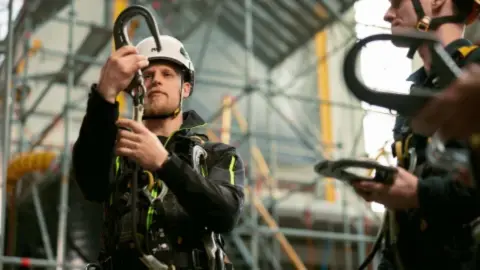 man met haak in hand