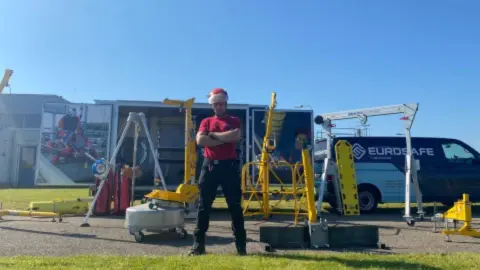 PBM advies op locatie man poseert voor materialen