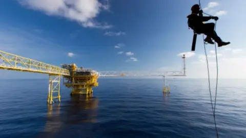 PBM oplossing rondom water persoon aan kabels bij booreiland