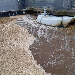 Bruin water bij zuiveringscentrale