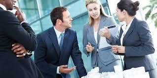 mannen en vrouwen in pakken praten met elkaar| DID-online.nl