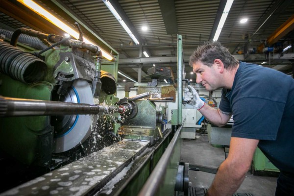 Man staat bij rondslijpmachine| DID-online.nl
