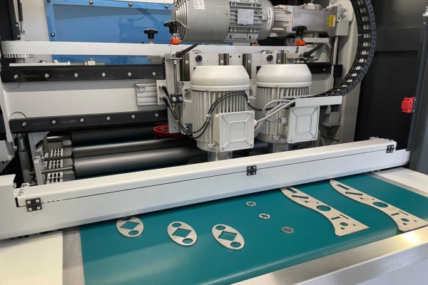 HEVAMI toont diverse ontbraammachines en richtmachine voor staalstrippen op METAVAK| DID-online.nl