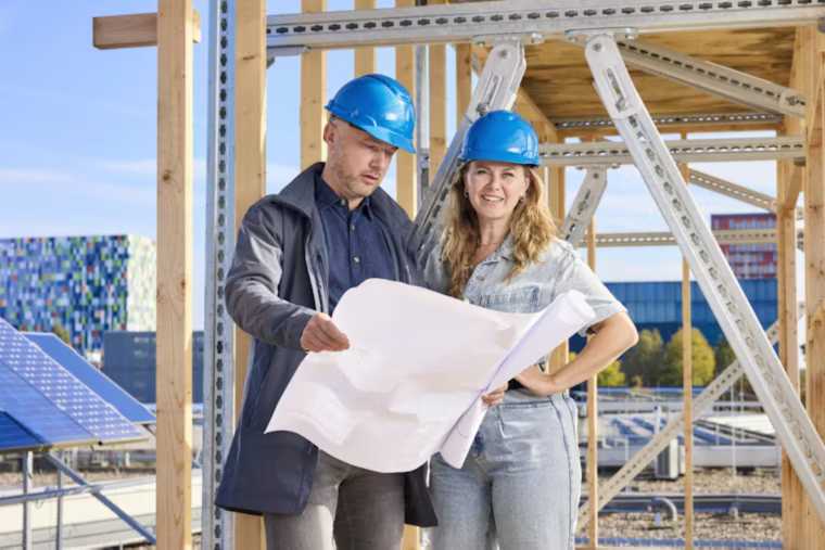 man en vrouw met bouwhelmen op bouwplaats| DID-online.nl