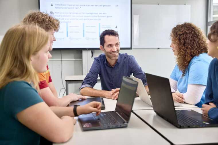 studenten in gesprek met docent| DID-online.nl