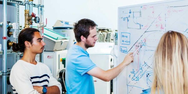 studenten bij whiteboard| DID-online.nl