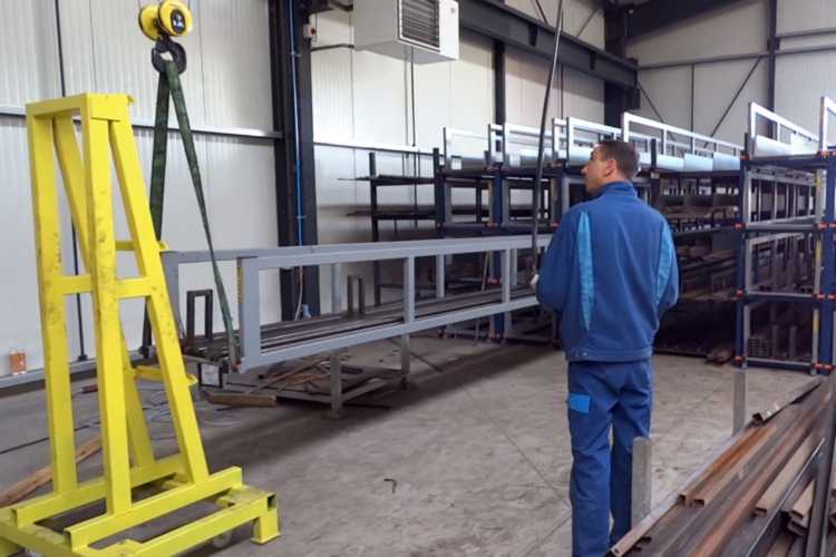 man bij uittrekbaar opslagrek