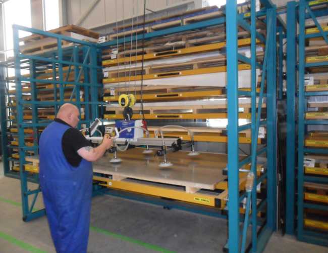 man bij platenstelling