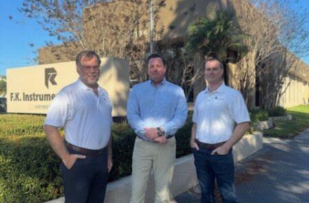 Drie heren voor het pand van FK Instruments| DID-online.nl
