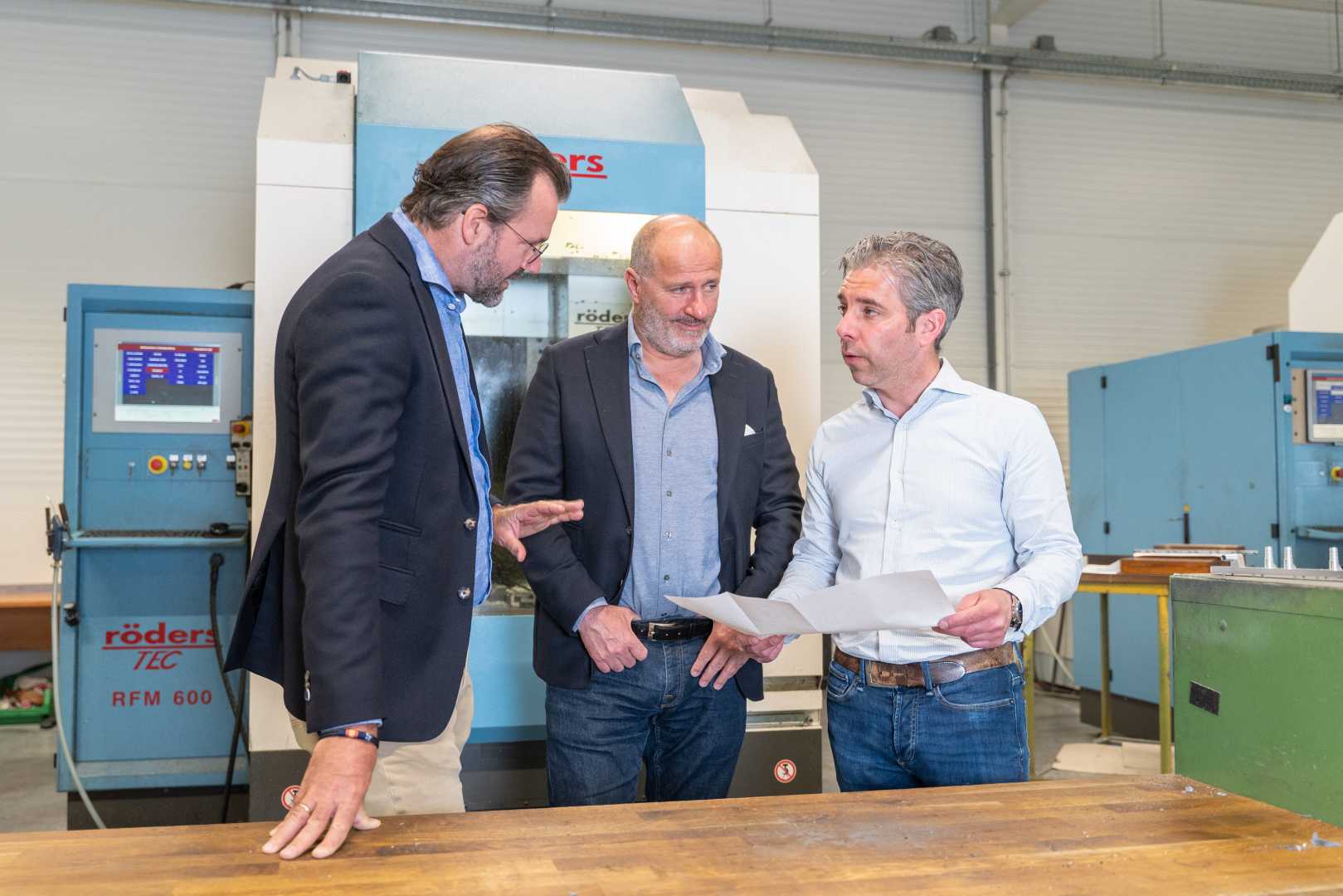 drie mannen in overleg