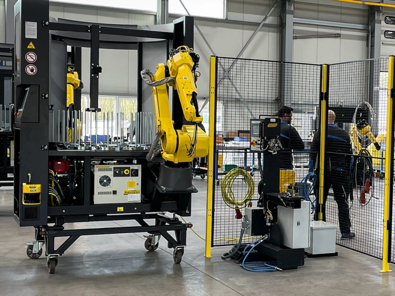 Gele robot in werkplaats