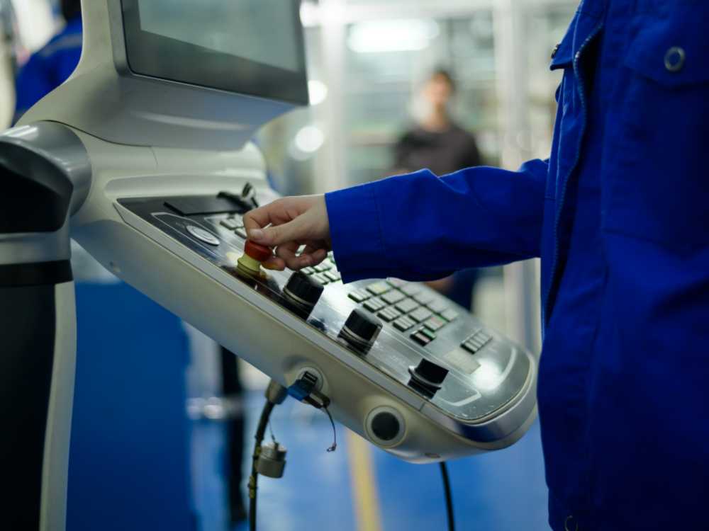 Engineer bediend een machine| DID-online.nl