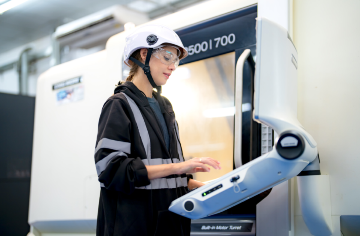 Vrouwelijke mederwerker bediend een bewerkingsmachine| DID-online.nl