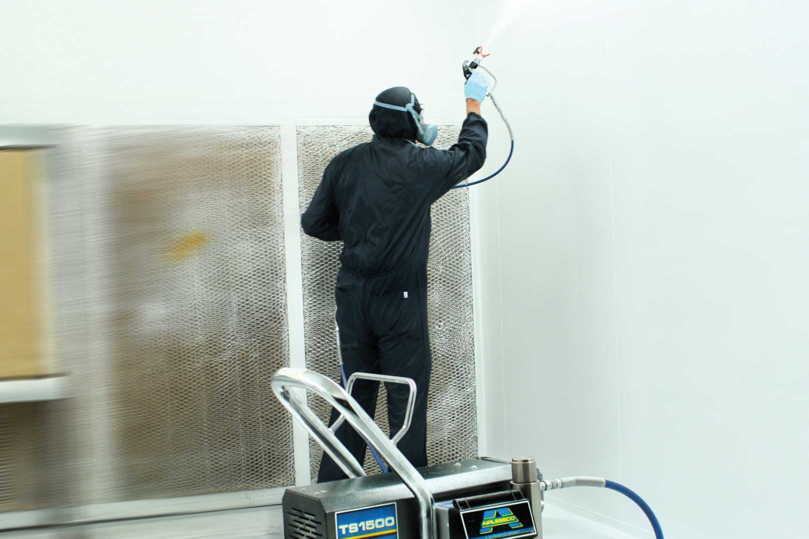 persoon in pak aan het spuiten