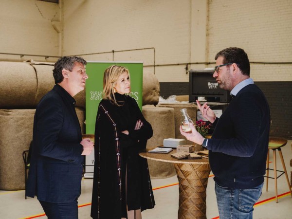 Koningin Máxima bezoekt Plantics en maakt kennis met circulaire producten met uniek biohars| DID-online.nl