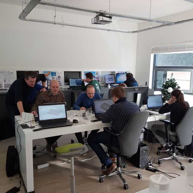 mensen achter bureau's met laptops| DID-online.nl