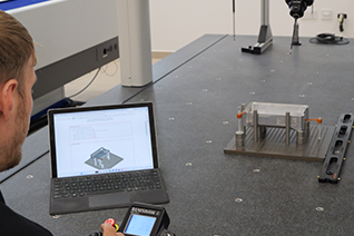 laptop met 3D modelleersoftware