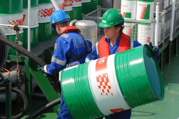 Man met ton Castrol| DID-online.nl