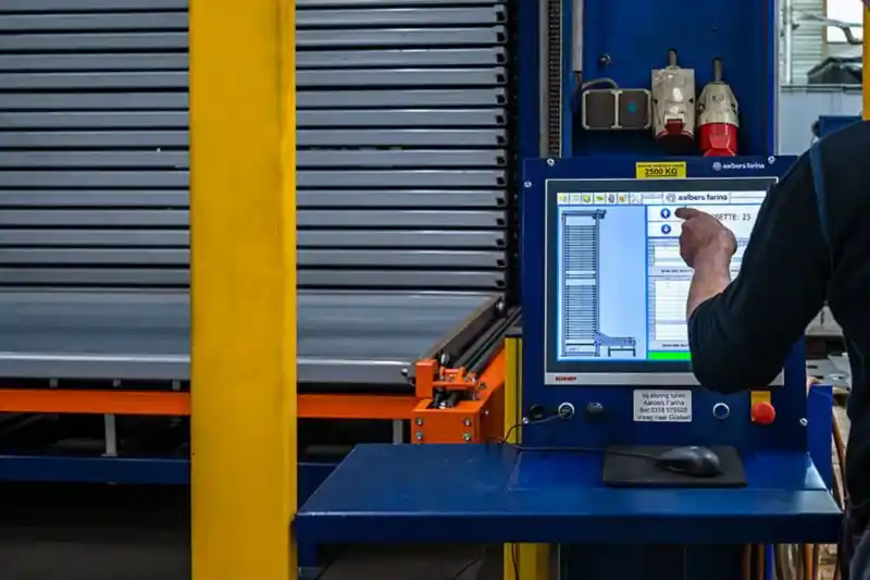 man stel langgoedmagazijn in